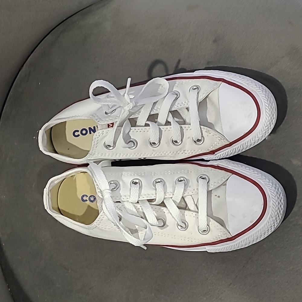 White converse chuck Taylor’s